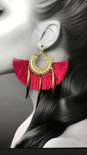 Load image into Gallery viewer, Boucles d'oreille, pompon rouge et laiton créateur Khara Tuki Paris