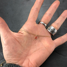 Load image into Gallery viewer, Collier Minimaliste Indien en laiton plaqué or et pierre semi précieuse cornaline