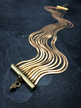 Load image into Gallery viewer, bracelet 2 tours en laiton brut, chaîne serpent plat, créateur Khara Tuki Paris