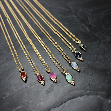 Load image into Gallery viewer, Collier Minimaliste Indien en laiton plaqué or et pierre semi précieuse