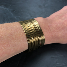 Load image into Gallery viewer, vidéo Bracelet manchette large en laiton brut, chaîne serpent ronde créateur Khara Tuki Paris