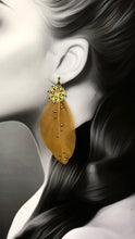 Load image into Gallery viewer, Boucles d'oreille longues en laiton plumes et cristal de Swarovski, créateur Khara Tuki Paris