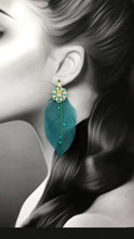 Load image into Gallery viewer, Boucles d'oreille longues en laiton plumes et cristal de Swarovski, créateur Khara Tuki Paris