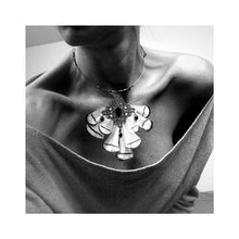 Load image into Gallery viewer, Collier torque ras de cou estampes laiton ajouré et plumes blanche créateur Khara Tuki Paris