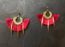 Load image into Gallery viewer, Boucles d'oreille, pompon rouge et laiton créateur Khara Tuki Paris