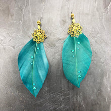 Load image into Gallery viewer, Boucles d'oreille longues en laiton plumes et cristal de Swarovski, créateur Khara Tuki Paris