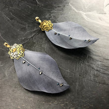 Load image into Gallery viewer, Boucles d'oreille longues en laiton plumes et cristal de Swarovski, créateur Khara Tuki Paris