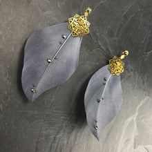 Load image into Gallery viewer, Boucles d'oreille longues en laiton plumes et cristal de Swarovski, créateur Khara Tuki Paris