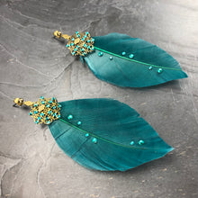 Load image into Gallery viewer, Boucles d'oreille longues en laiton plumes et cristal de Swarovski, créateur Khara Tuki Paris