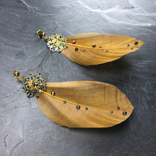 Load image into Gallery viewer, Boucles d'oreille longues en laiton plumes et cristal de Swarovski, créateur Khara Tuki Paris
