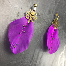 Load image into Gallery viewer, Boucles d'oreille longues en laiton plumes et cristal de Swarovski, créateur Khara Tuki Paris