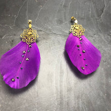 Load image into Gallery viewer, Boucles d'oreille longues en laiton plumes et cristal de Swarovski, créateur Khara Tuki Paris