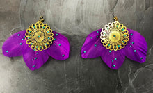 Load image into Gallery viewer, Boucles d'oreille grand format en plumes violette et cristal de Swarovski vert créateur Khara Tuki Paris