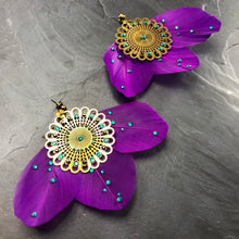 Load image into Gallery viewer, Boucles d'oreille grand format en plumes violette et cristal de Swarovski vert créateur Khara Tuki Paris