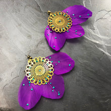 Load image into Gallery viewer, Boucles d'oreille grand format en plumes violette et cristal de Swarovski vert créateur Khara Tuki Paris