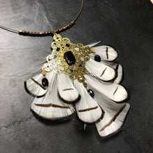 Load image into Gallery viewer, Collier torque ras de cou estampes laiton ajouré et plumes blanche créateur Khara Tuki Paris