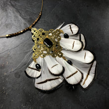 Load image into Gallery viewer, Collier torque ras de cou estampes laiton ajouré et plumes blanche créateur Khara Tuki Paris