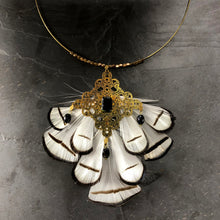Load image into Gallery viewer, Collier torque ras de cou estampes laiton ajouré et plumes blanche créateur Khara Tuki Paris