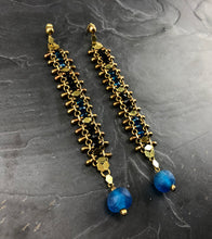 Load image into Gallery viewer, Boucles d'oreille chenille longues en laiton brut et verrre créateur Khara Tuki Paris