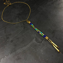 Load image into Gallery viewer, Collier ras de cou réglable et pendentif en rocailles de verre japonaises et laiton brut
