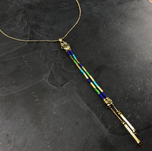 Load image into Gallery viewer, Collier ras de cou réglable et pendentif en rocailles de verre japonaises et laiton brut