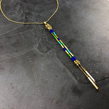 Load image into Gallery viewer, Collier ras de cou en rocailles de aCollier ras de cou réglable et pendentif en rocailles de verre japonaises et laiton brutverre japonaises et laiton brut
