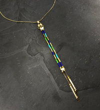 Load image into Gallery viewer, Collier ras de cou réglable et pendentif en rocailles de verre japonaises et laiton brut