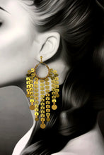 Load image into Gallery viewer, portrait de femme portant des Boucles d'oreille Octopus en laiton brut créateur Khara Tuki Paris