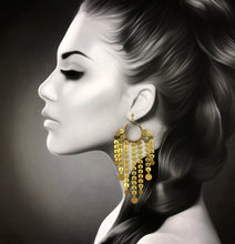 Load image into Gallery viewer, Portrait de femme portant des Boucles d'oreille Octopus en laiton brut créateur Khara Tuki Paris