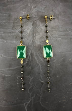Load image into Gallery viewer, Boucles d'oreille longues en calcédoine verte pierres semi précieuses, argent et laiton, créateur Khara Tuki Paris