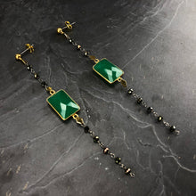 Load image into Gallery viewer, Boucles d'oreille longues en calcédoine verte pierres semi précieuses, argent et laiton, créateur Khara Tuki Paris