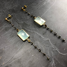 Load image into Gallery viewer, Boucles d'oreille longues en calcédoine bleue pierres semi précieuses, argent et laiton, créateur Khara Tuki Paris