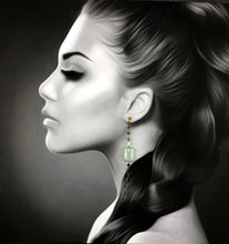 Load image into Gallery viewer, Portrait de femme portant Boucles d'oreille longues en pierres semi précieuses, argent et laiton, créateur Khara Tuki Paris