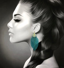 Load image into Gallery viewer, Boucles d'oreille longues en laiton plumes et cristal de Swarovski, créateur Khara Tuki Paris