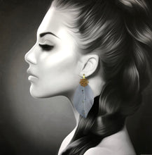 Load image into Gallery viewer, Boucles d'oreille longues en laiton plumes et cristal de Swarovski, créateur Khara Tuki Paris