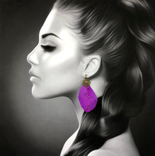 Load image into Gallery viewer, Portrait de femme portant Boucles d'oreille longues en laiton plumes et cristal de Swarovski, créateur Khara Tuki Paris