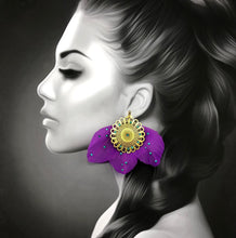 Load image into Gallery viewer, Portrait de femme portant Boucles d'oreille grand format en plumes violette et cristal de Swarovski vert créateur Khara Tuki Paris