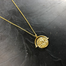 Load image into Gallery viewer, Collier en acier laiton doré 1 micron, médaille pièce ancienne avec arc de soutien