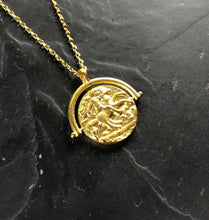 Load image into Gallery viewer, Collier en acier laiton doré 1 micron, médaille pièce ancienne