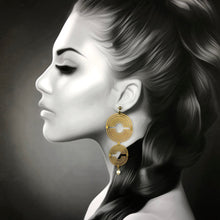 Load image into Gallery viewer, Boucles d'oreille longues à clous, disques en laiton ajouré, créateur khara Tuki Paris