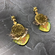 Load image into Gallery viewer, Boucles d'oreille en plumes irisées et laiton brut, créateur Khara Tuki Paris