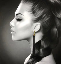 Load image into Gallery viewer, Portrait de femme portant Boucles d'oreille en chaîne de laiton et émail noir longues créateur Khara Tuki.