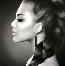Load image into Gallery viewer, Portrait famme portant des Boucles d'oreille en chaîne de laiton et émail noir courtes créateur Khara Tuki.