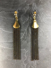 Load image into Gallery viewer, Boucles d'oreille en chaîne de laiton et émail noir courtes créateur Khara Tuki.