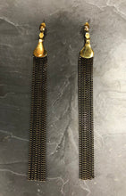 Load image into Gallery viewer, Boucles d'oreille longues chaîne en laiton brut et émail noir créateur Khara Tuki Paris