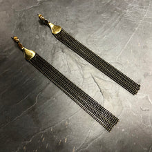 Load image into Gallery viewer, Boucles d'oreille longues chaîne en laiton brut et émail noir créateur Khara Tuki Paris