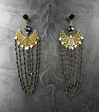 Load image into Gallery viewer, Boucles d'oreille en laiton ajouré et pierres semi précieuses facettées Pyrite, longues créateur Khara Tuki Paris