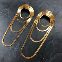 Load image into Gallery viewer, Le laiton brut se comporte comme l'argent, il s'oxyde, se patine, mais il est très facile de le nettoyer pour lui donner de la brillance et une couleur claire. La seule chose a éviter absolument c'est de vaporiser du parfum sur le métal et sur tous vos bijoux en général. Le parfum tache et c'est irréversible !