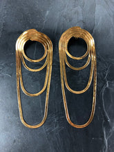 Load image into Gallery viewer, Photo boucle d'oreille créateur en laiton brut chaîne sertent Khara Tuki Paris