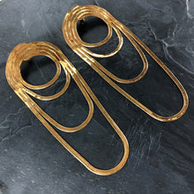 Load image into Gallery viewer, Photo boucle d'oreille créateur en laiton brut chaîne sertent Khara Tuki Paris